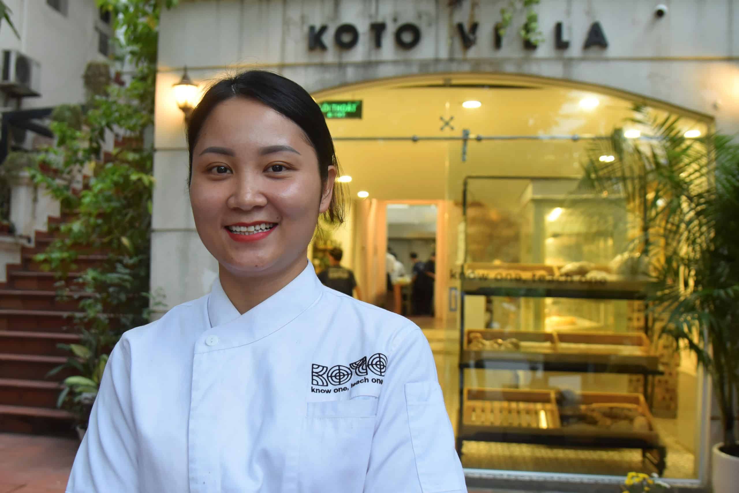 Lächelnde Frau vor KOTO Villa