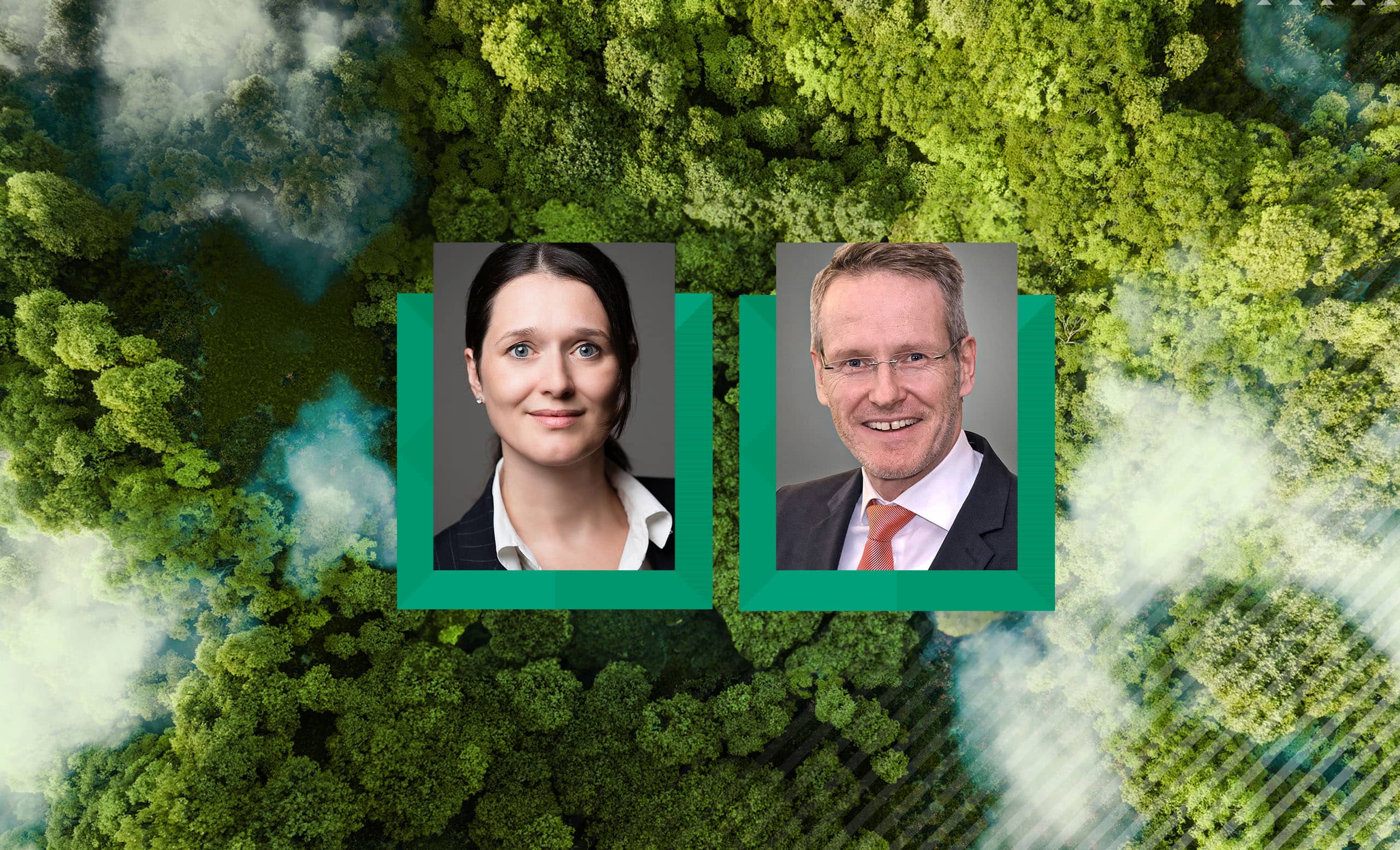 Porträt von Nicola Tanascovic (links) und Klaus Wirbel (rechts) auf Hintergrund mit Bäumen von oben im Nebel