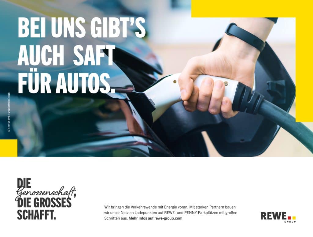 Hand mit Elektrozapfgerät an einem Fahrzeug