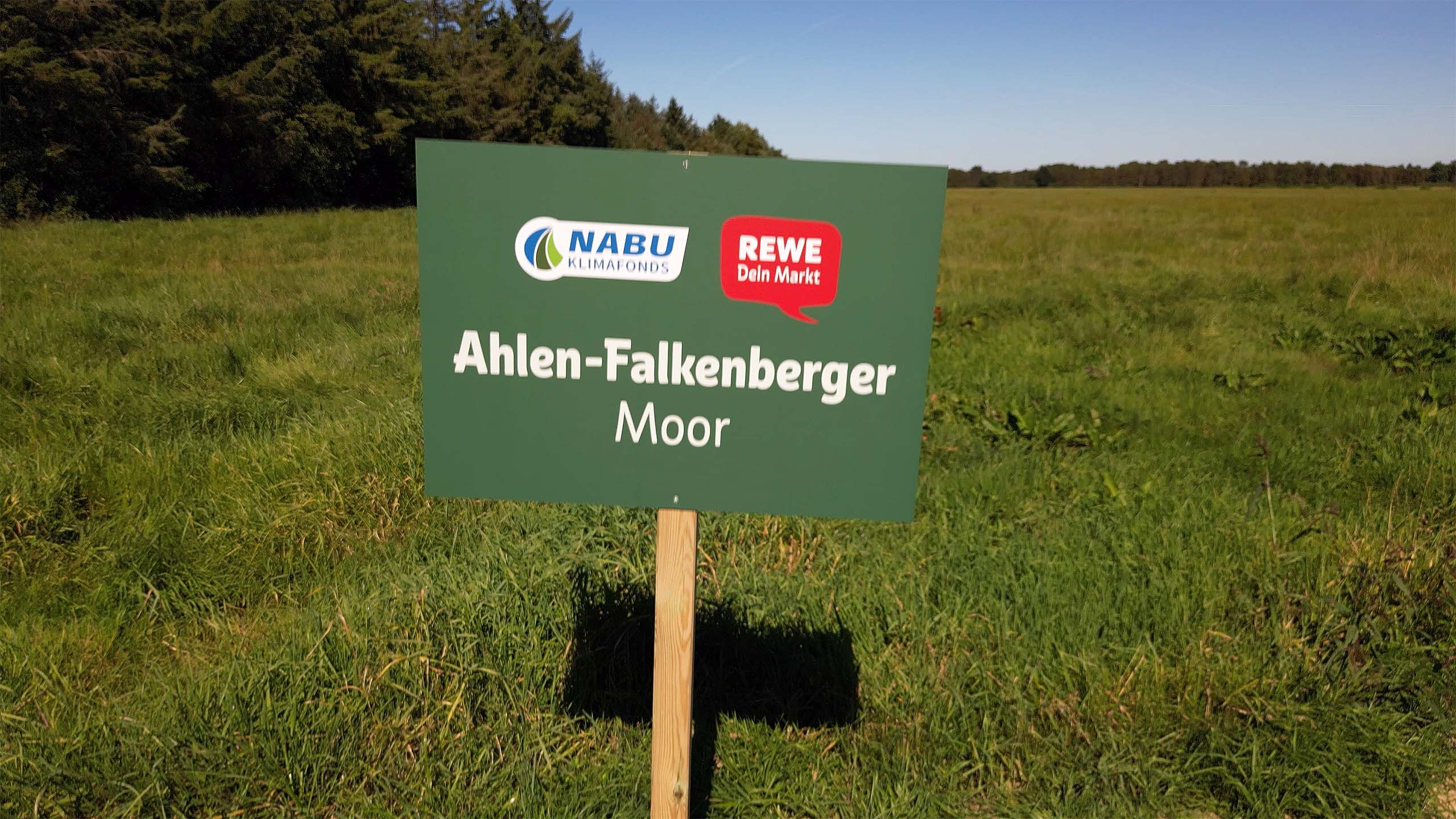 Schild im Moor auf dem Alen-Falkenberger Moor steht.