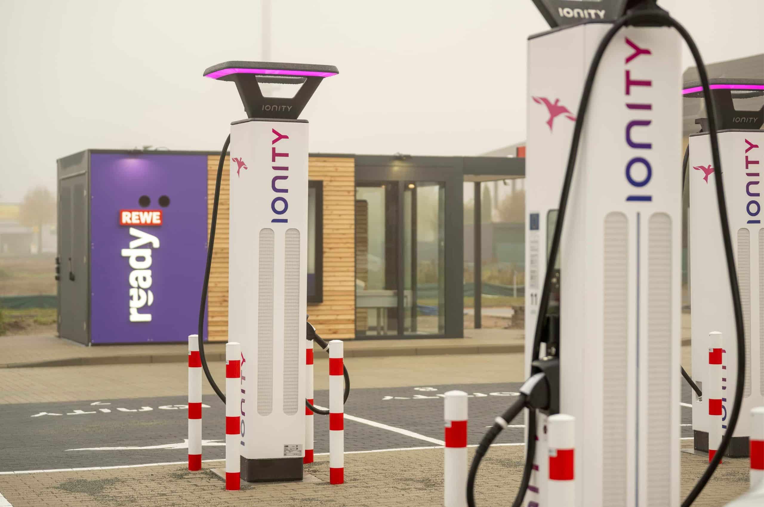E-Ladesäulen von ionity vor REWE ready Gebäude