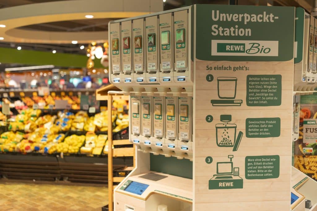 Unverpacktstation mit REWE Bio Produkten im REWE Markt.