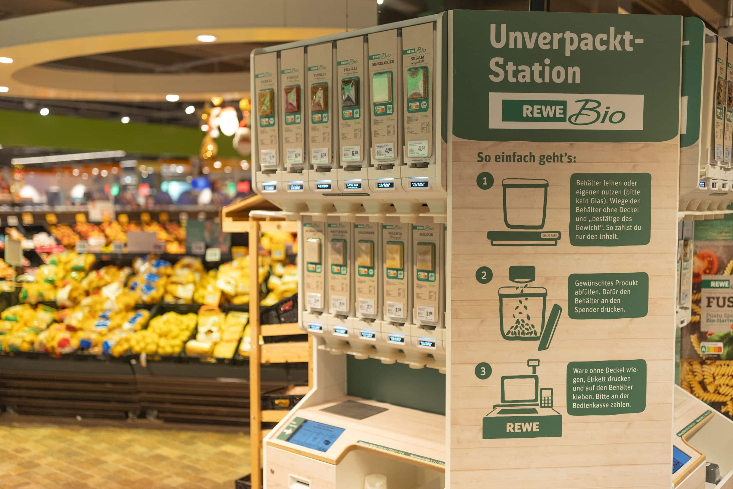 Unverpacktstation mit REWE Bio Produkten im REWE Markt.