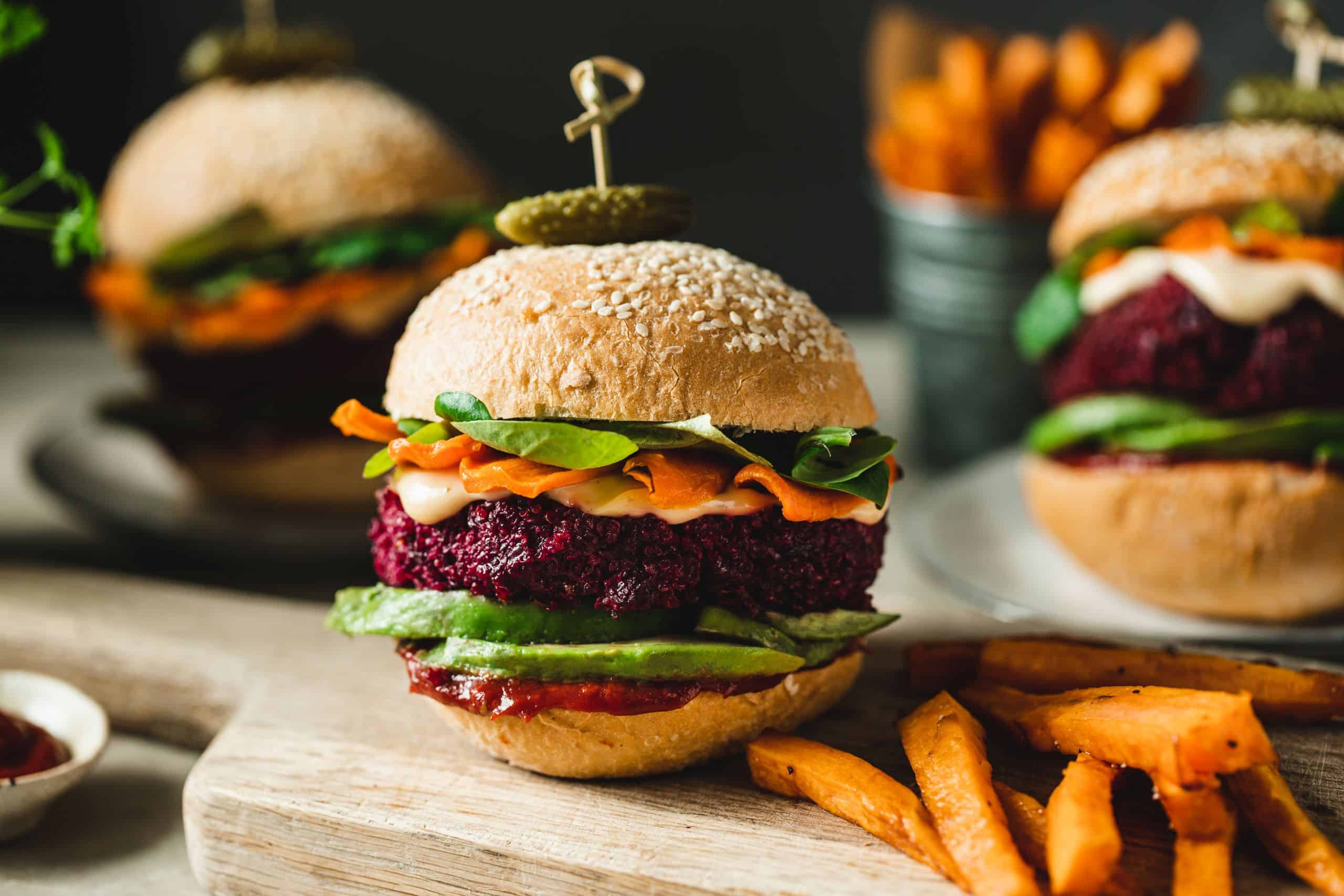 Bunter pflanzlicher Burger mit Pommes frites auf einem Tisch