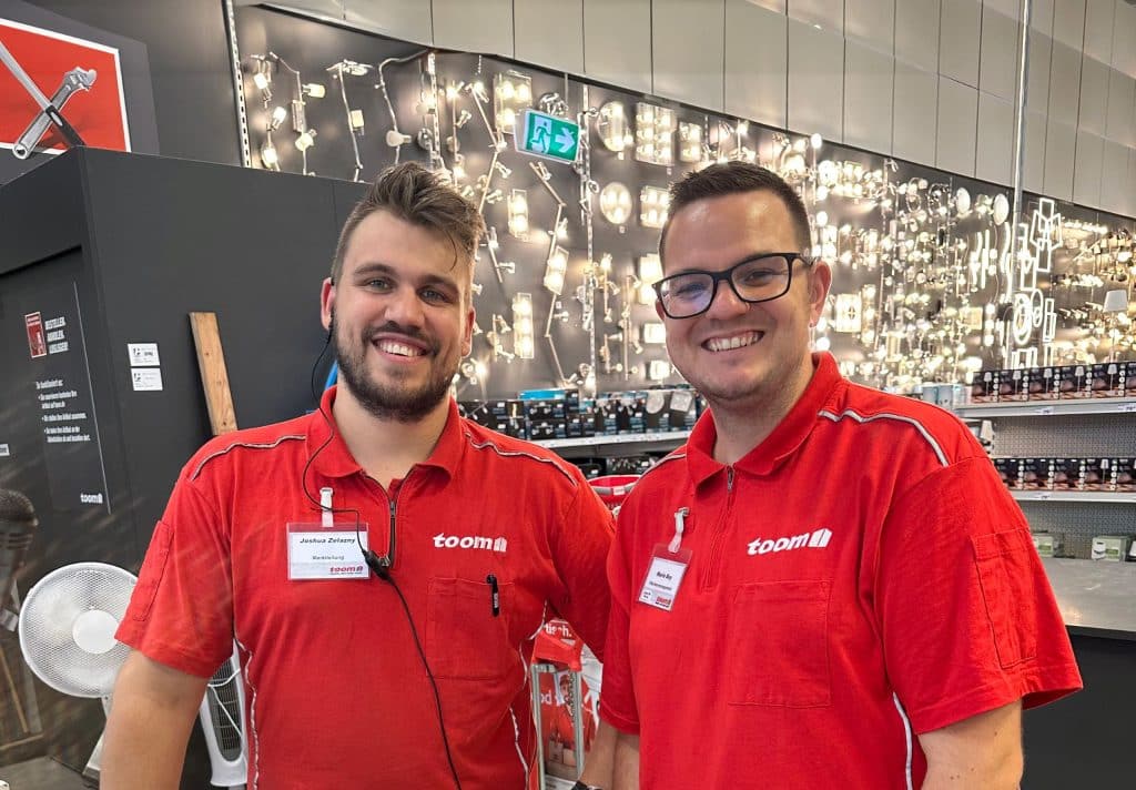 Joshua Zelany und Mario Boy in toom Shirts im Baumarkt