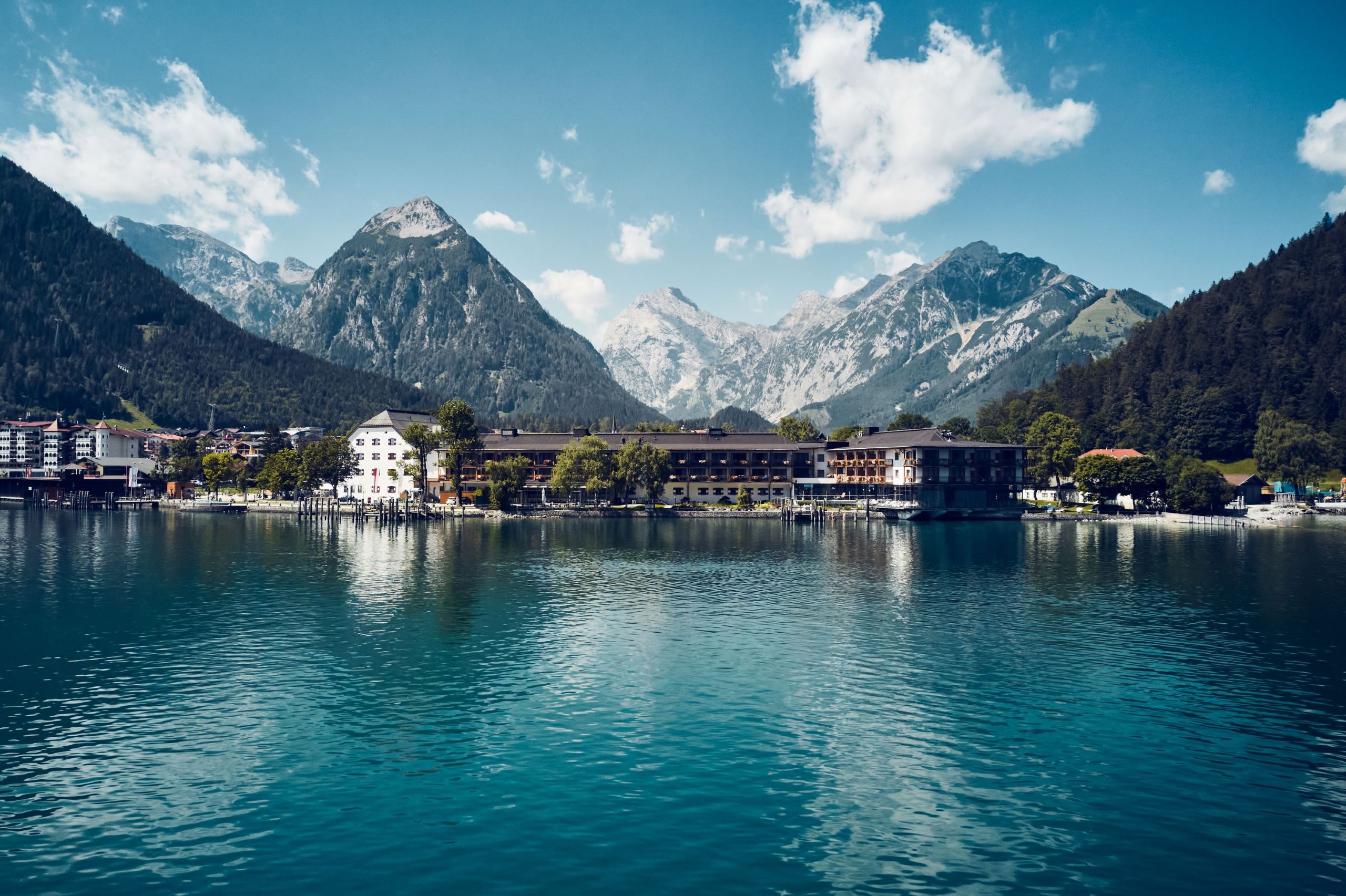 Hotel Travel Charme Fürstenhaus am Achensee Tirol vor Bergpanorama