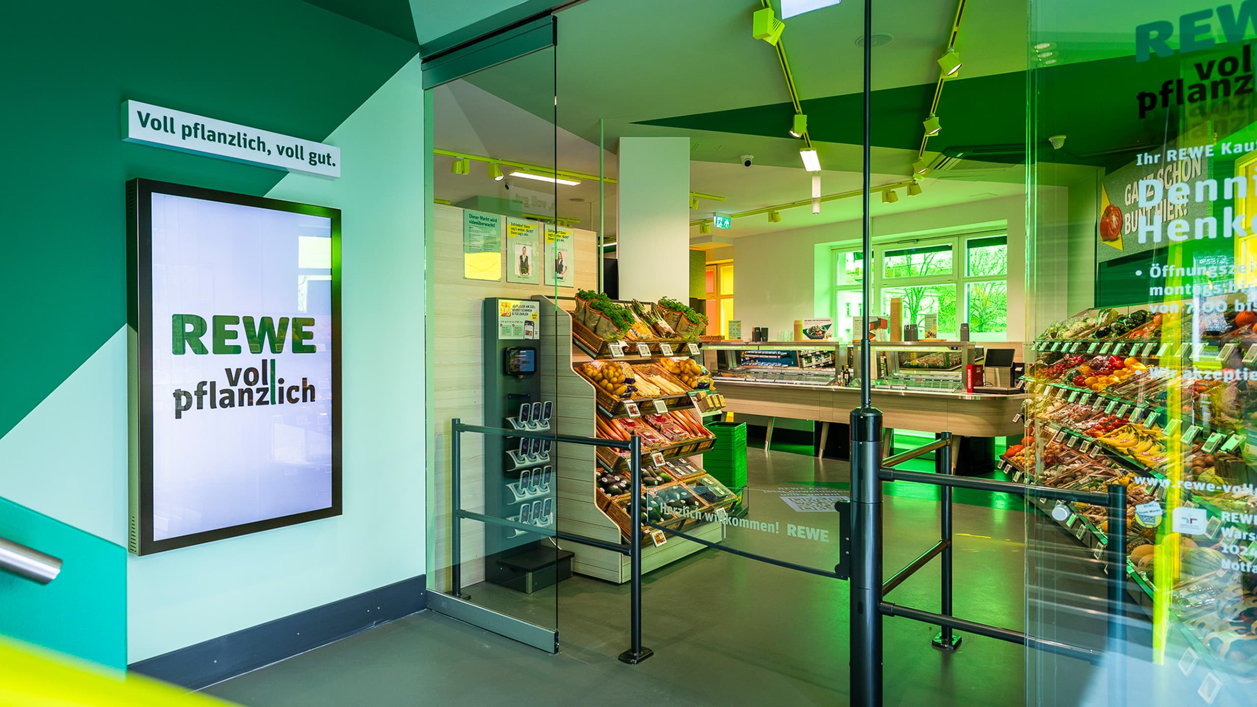 Entrance area of the REWE vollpflanzlich store