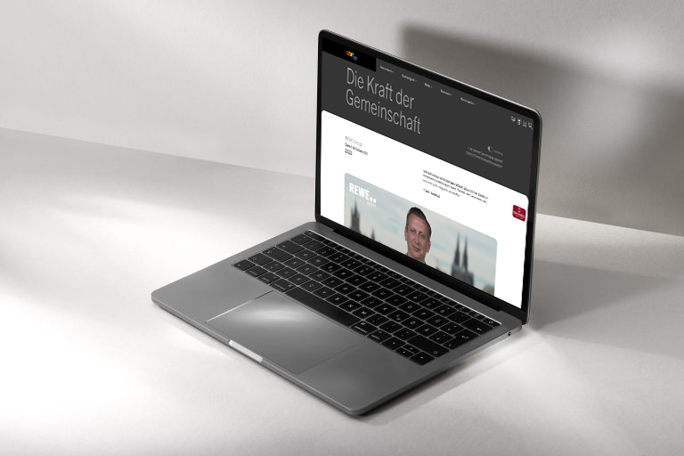 Aufgeklappter Laptop mit dem Geschäftsbericht 2023