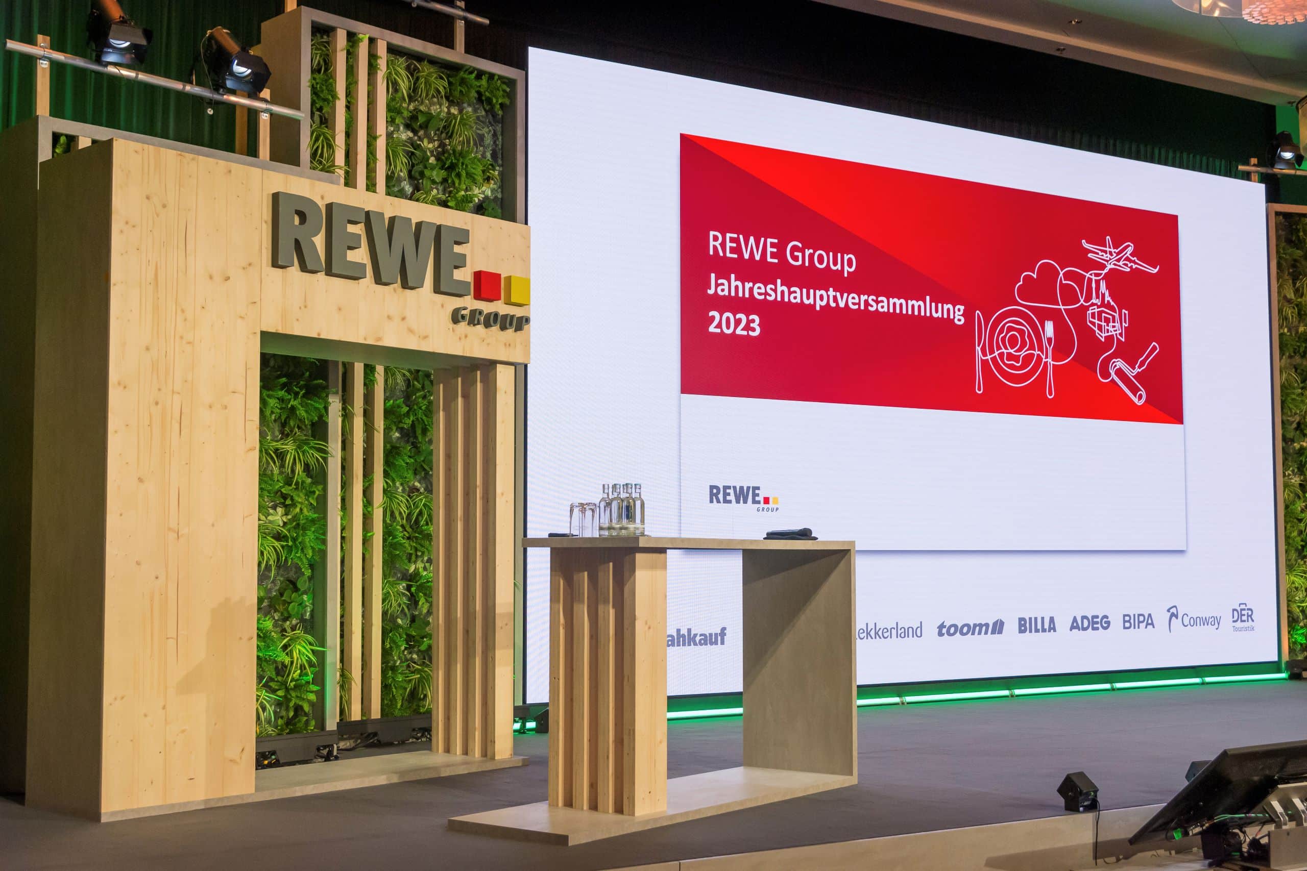 Bühne mit Rednerpult und Leinwand mit der Beschriftung 