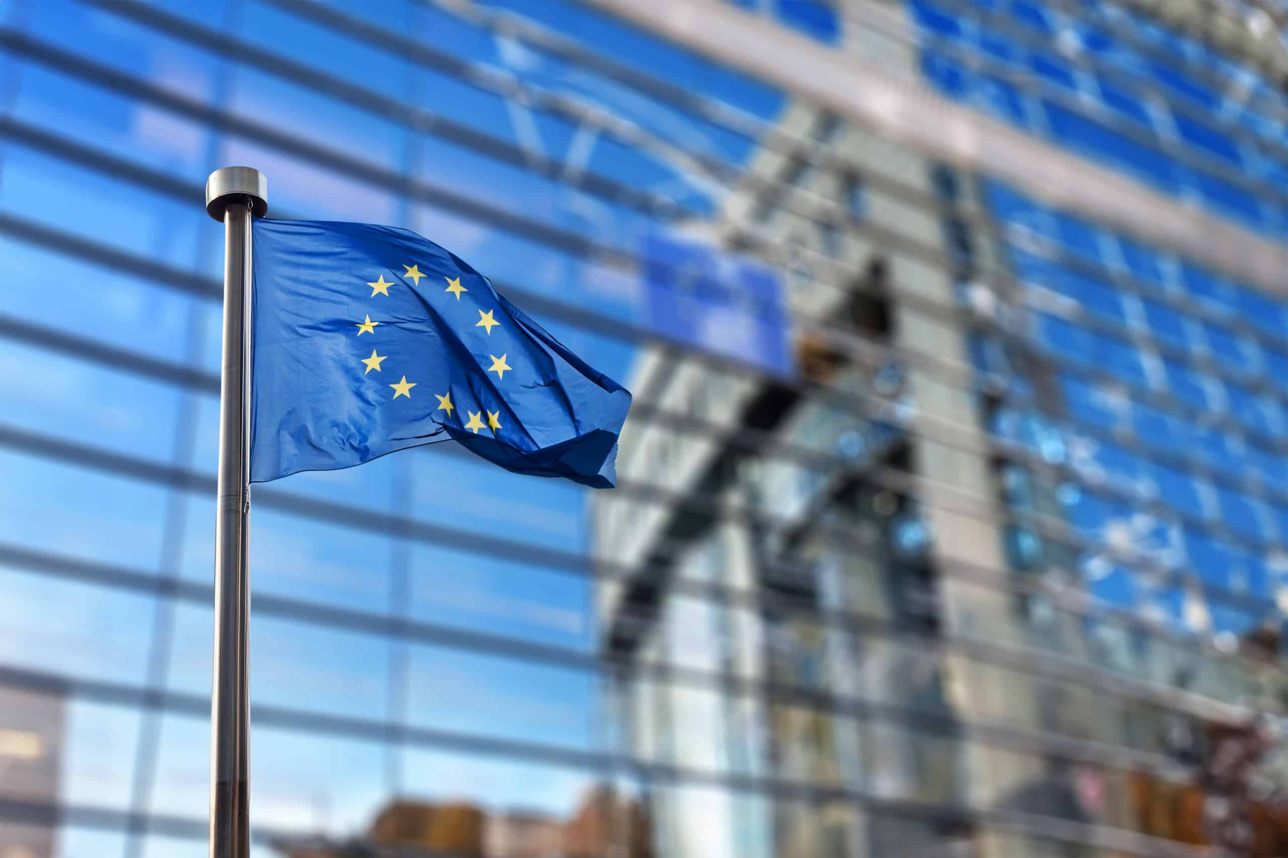 Europäische Flagge vor Gebäude