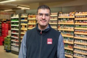 Porträt von Ghiath Hobbi im REWE-Markt Ridders