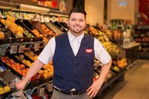 Porträt von Metin Kir im REWE-Markt Ridders