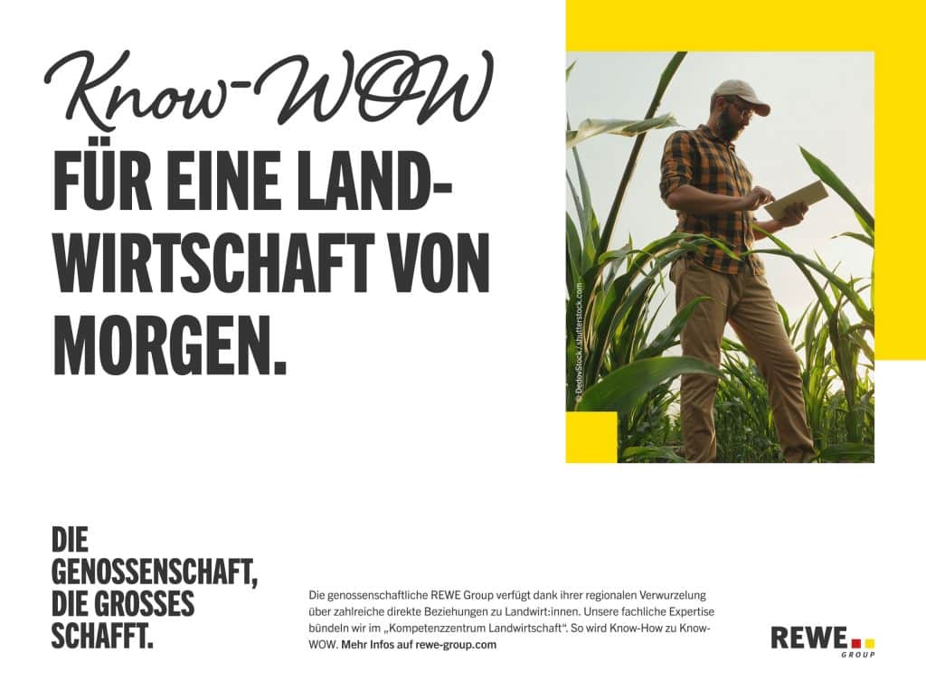 Ein Mann steht in einem Feld zwischen Pflanzen. Textfeld über die Beziehungen der REWE Group zu Landwirt:innen.