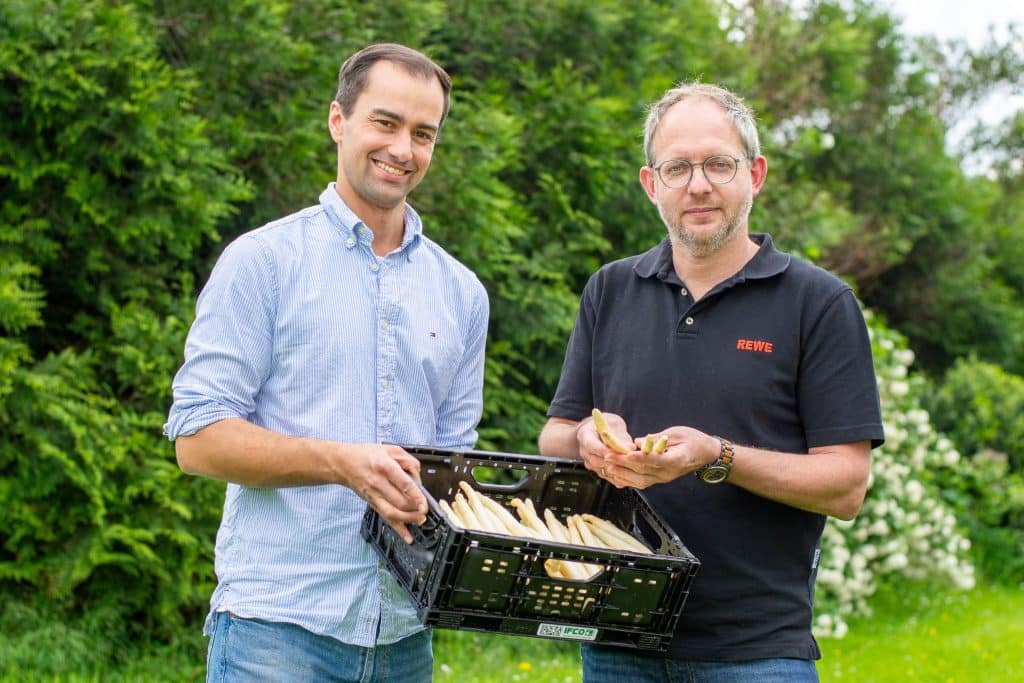 Landwirt Heinrich Esser und Kaufmann Alexander Bell mit einer Kiste Spargel