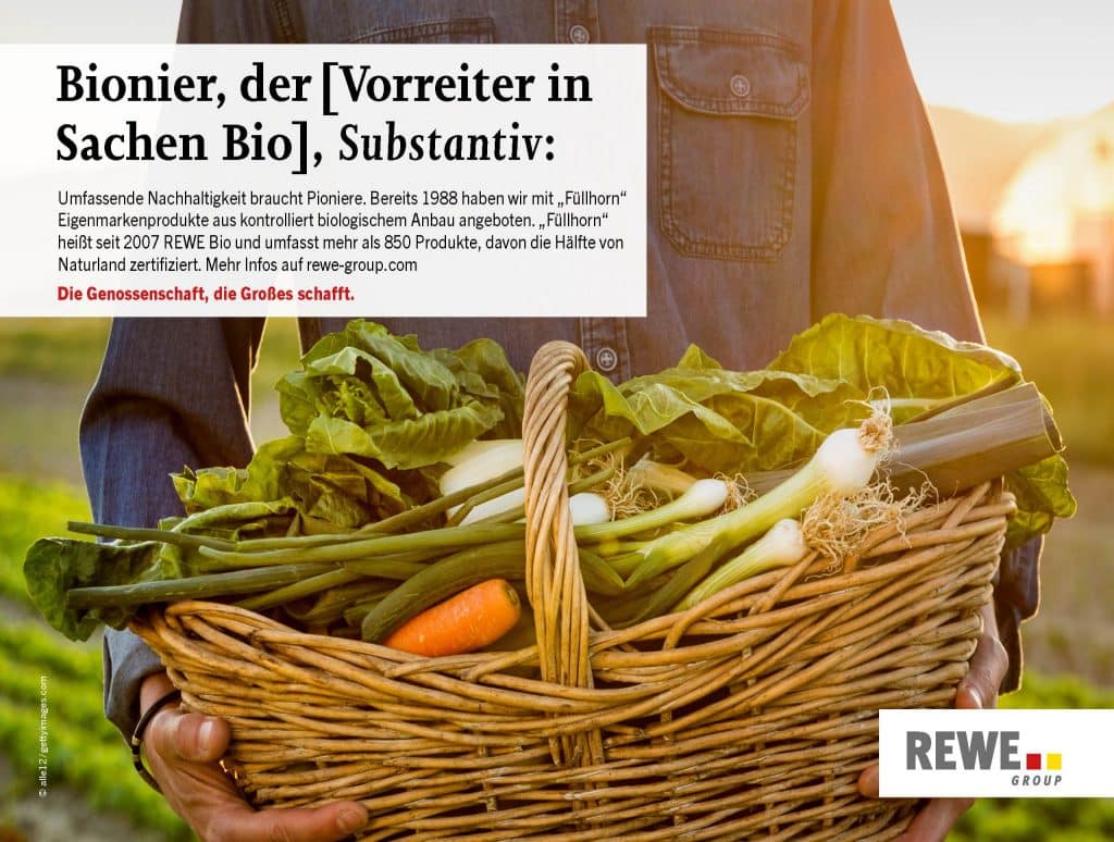 Ein Mensch hält einen Korb mit verschiedenem Gemüse in den Händen.