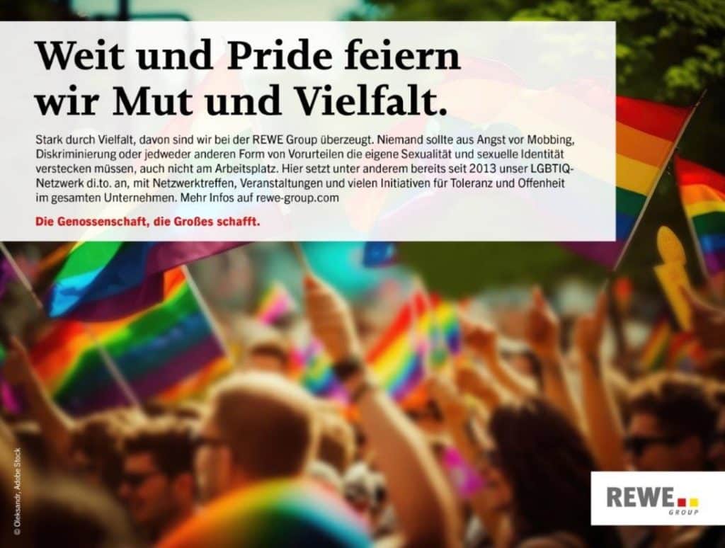 Verschwommenes Bild von Menschen mit Regenbogen-Fahnen. Textfeld über Pride und Vielfalt bei der REWE Group.