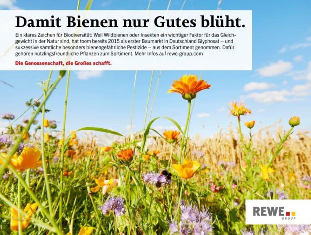 Bild von einer Blumenwiese mit Bienen. Textfeld über den Ausschluss von Glyphosat aus dem Sortiment bei toom im Jahr 2015.