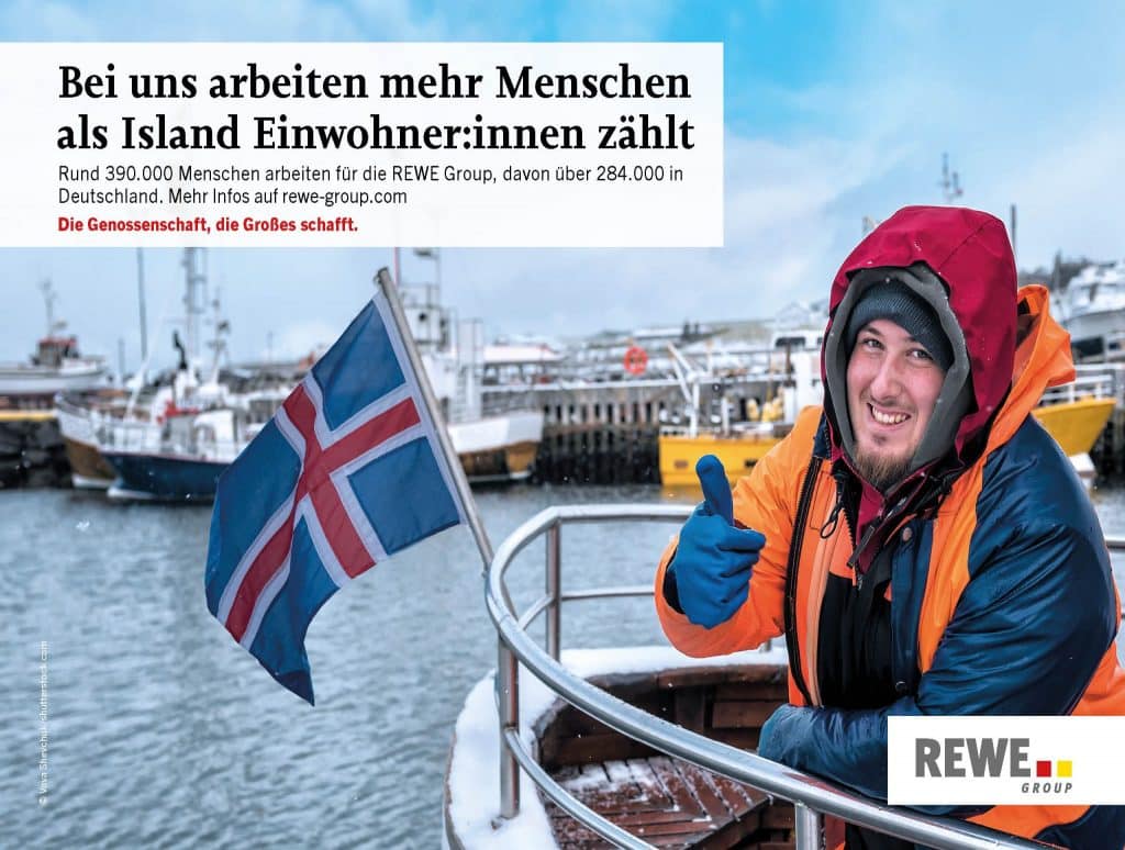 Ein Mann auf einem Boot mit isländischer Flagge. Ein Textfeld mit der Information, dass die Anzahl der Mitarbeiter:innen der REWE Group mit 390.000 höher liegt als die Anzahl der Einwohner:innen in Island.