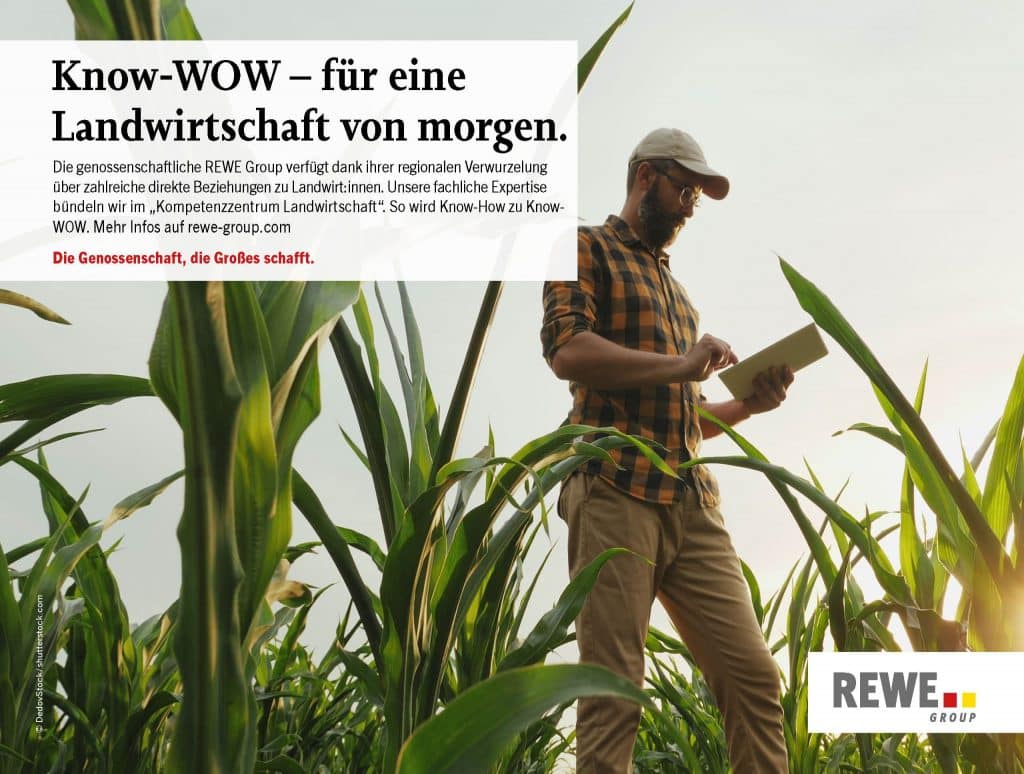 Ein Mann steht in einem Feld zwischen Pflanzen. Textfeld über die Beziehungen der REWE Group zu Landwirt:innen.