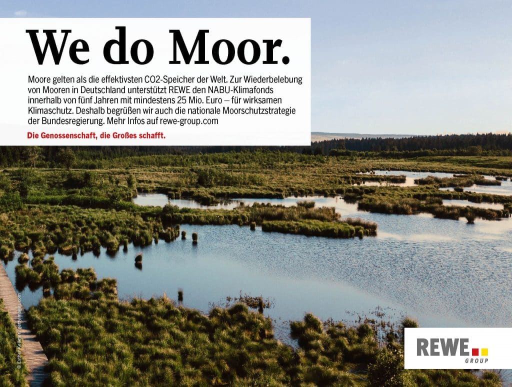 Ein Bild eines Moores. Ein Textfeld mit dem Inhalt, dass REWE den NABU-Klimafond finanziell bei der Wiederbelebung von Mooren unterstützt.