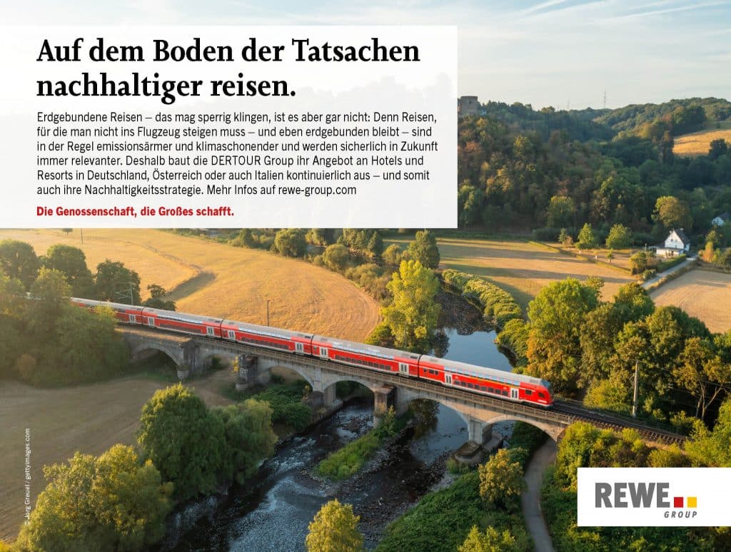 Ein Zug überquert über eine Brücke einen Fluss - ein Beispiel für erdgebundenes Reisen ohne Flugzeug