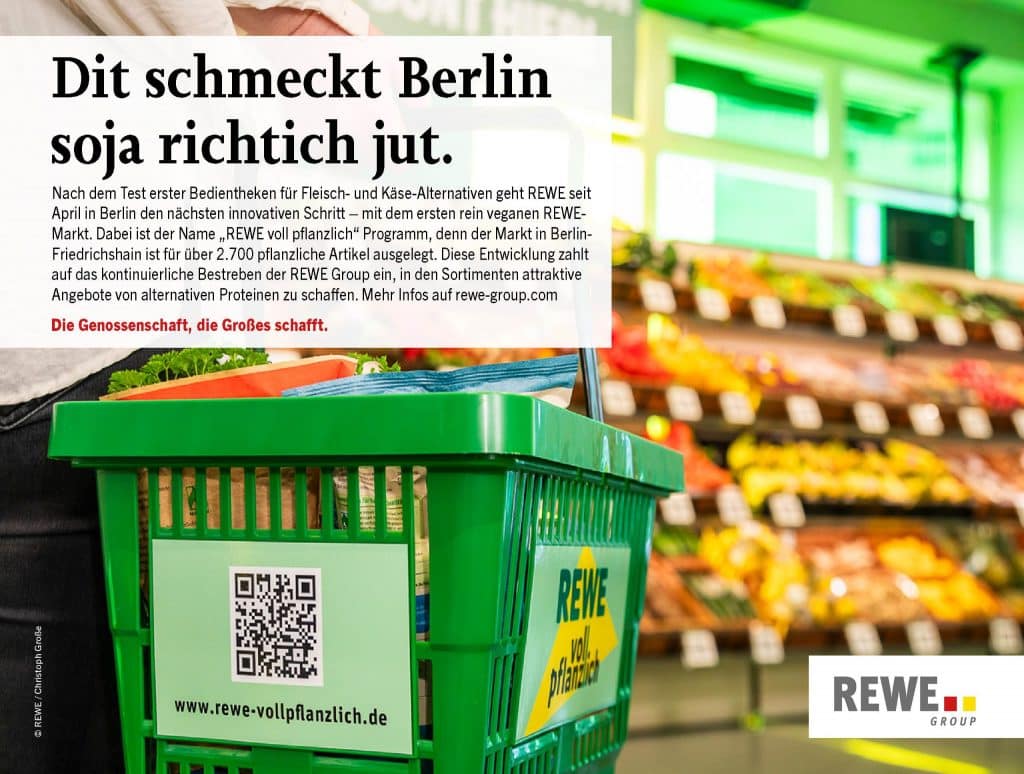 Grüner Einkaufskorb mit dem Logo des veganen Marktes REWE voll pflanzlich