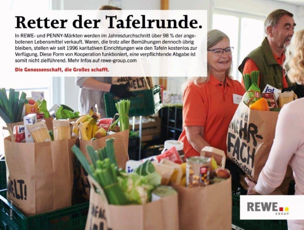 Menschen verteilen vollgepackte Einkaufstüten von REWE. Textfeld mit dem Inhalt, dass die REWE- und PENNY-Märkte nicht verkaufte Ware seit 1996 karitativen Einrichtungen wie den Tafeln kostenlos zur Verfügung gestellt wird.