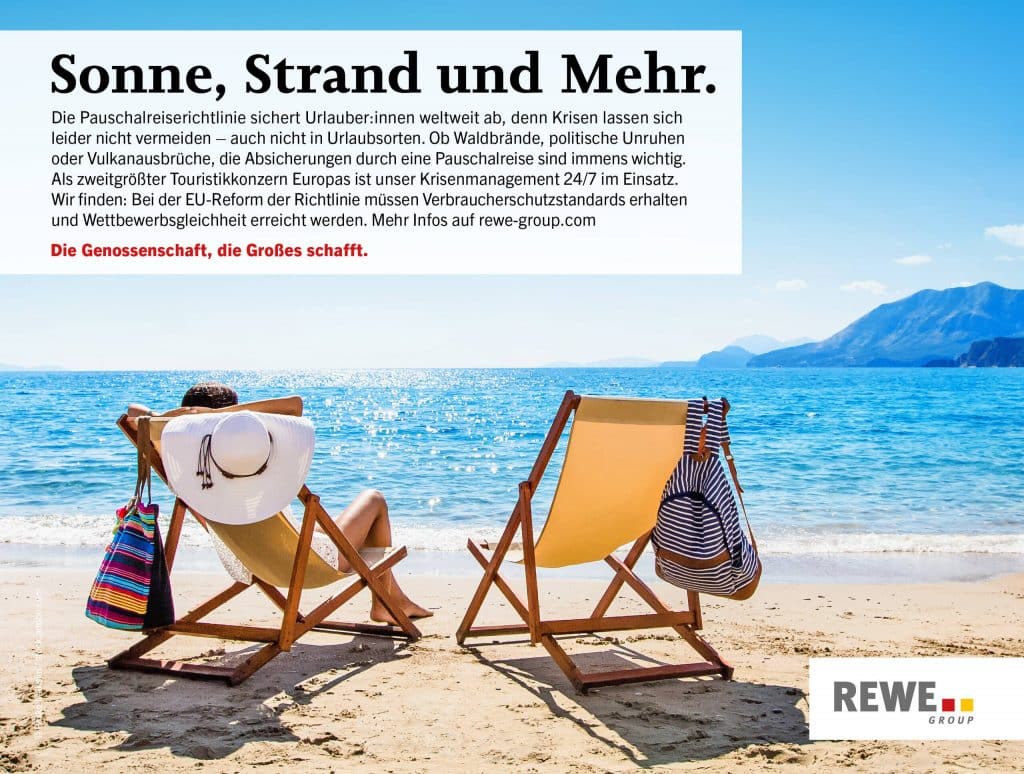 Zwei Liegestühle am Strand mit Blick auf das Meer. Textfeld über Absicherungen im Tourismus bei der REWE Group.