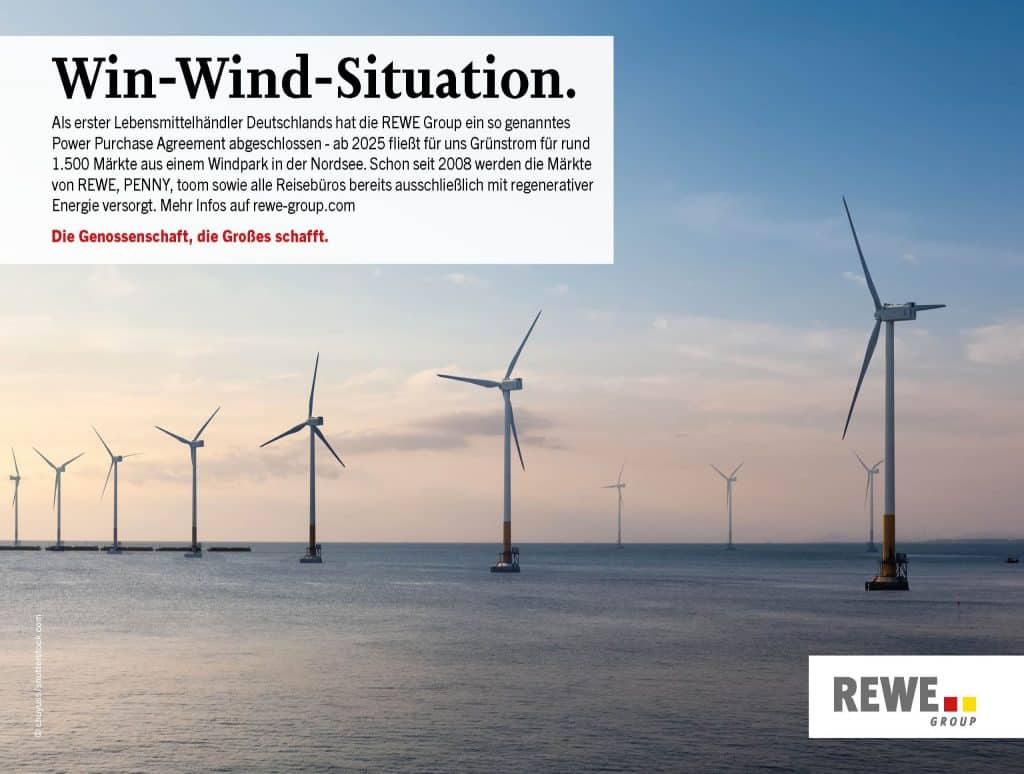 Ein Bild von Windrädern im Wasser. Ein Textfeld mit Informationen darüber, dass die REWE Group ihren Grünstrom für 1.500 Märkte ab 2025 aus einem Windpark in der Nordsee bezieht.