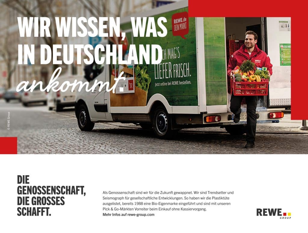 Ein Lieferwagen von REWE in einer Straße und ein Lieferservice-Mitarbeiter.