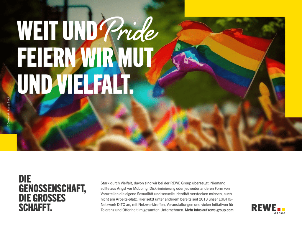 Verschwommenes Bild von Menschen mit Regenbogen-Fahnen. Textfeld über Pride und Vielfalt bei der REWE Group.