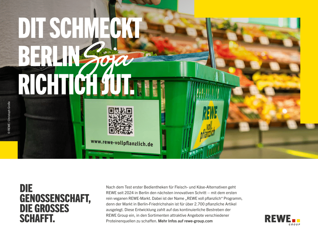 Grüner Einkaufskorb mit dem Logo des veganen Marktes REWE voll pflanzlich