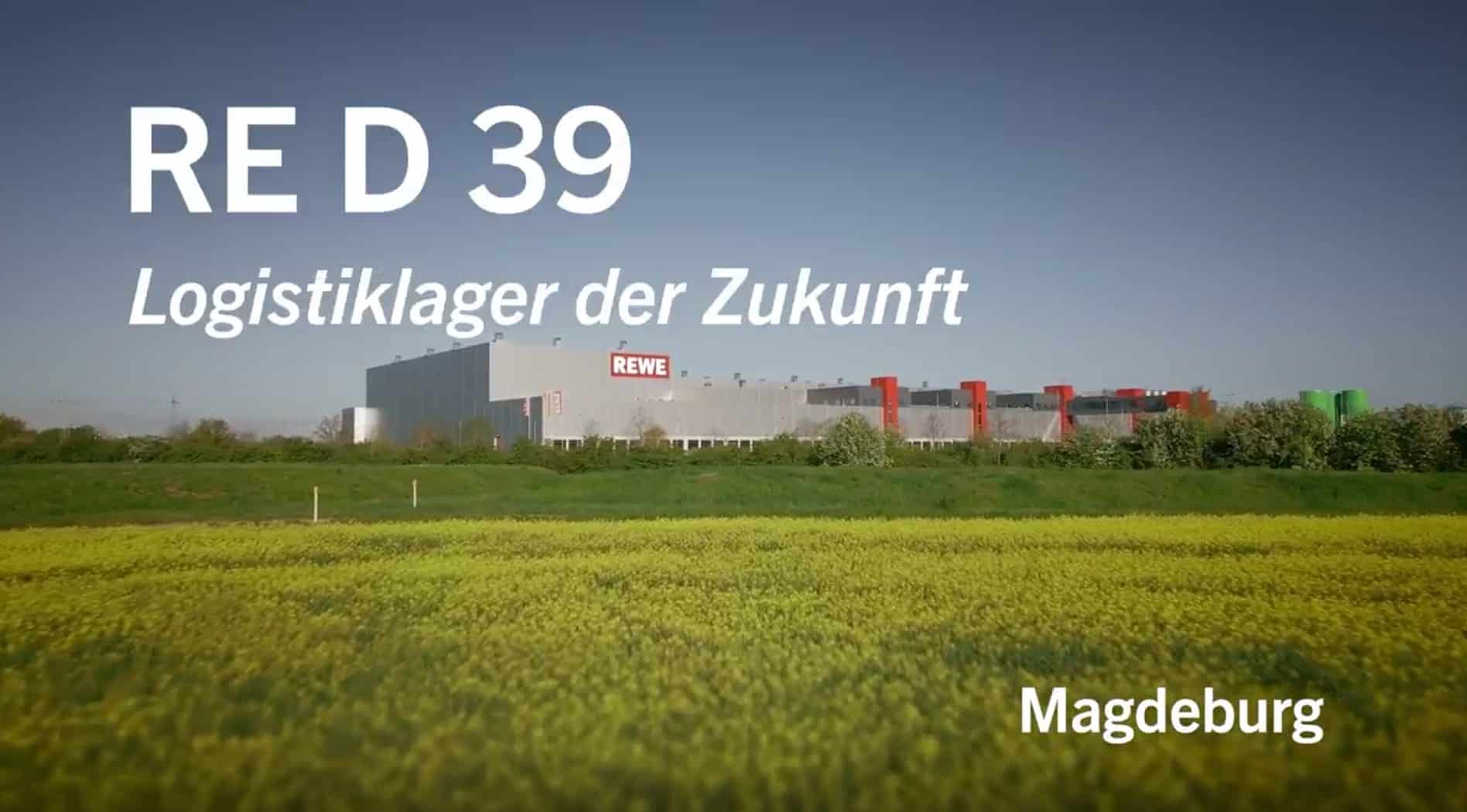 Das REWE Distributionszentrum RE D 39 in Magdeburg mit einem grünen Feld davor. Textfeld "RE D 39 - Logistiklager der Zukunft"