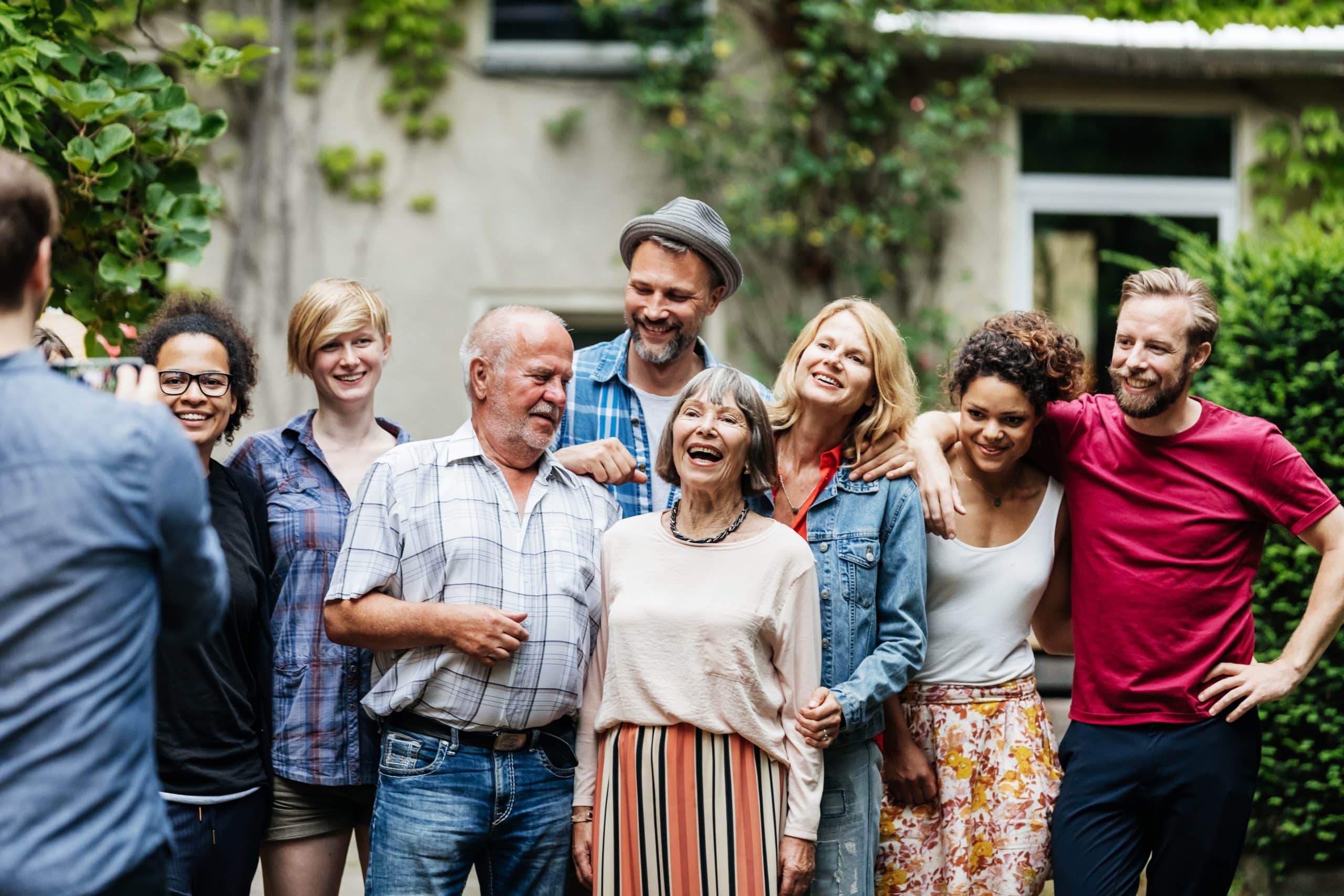 Gruppenfoto von einer Gruppe Menschen verschiedenen Alters.