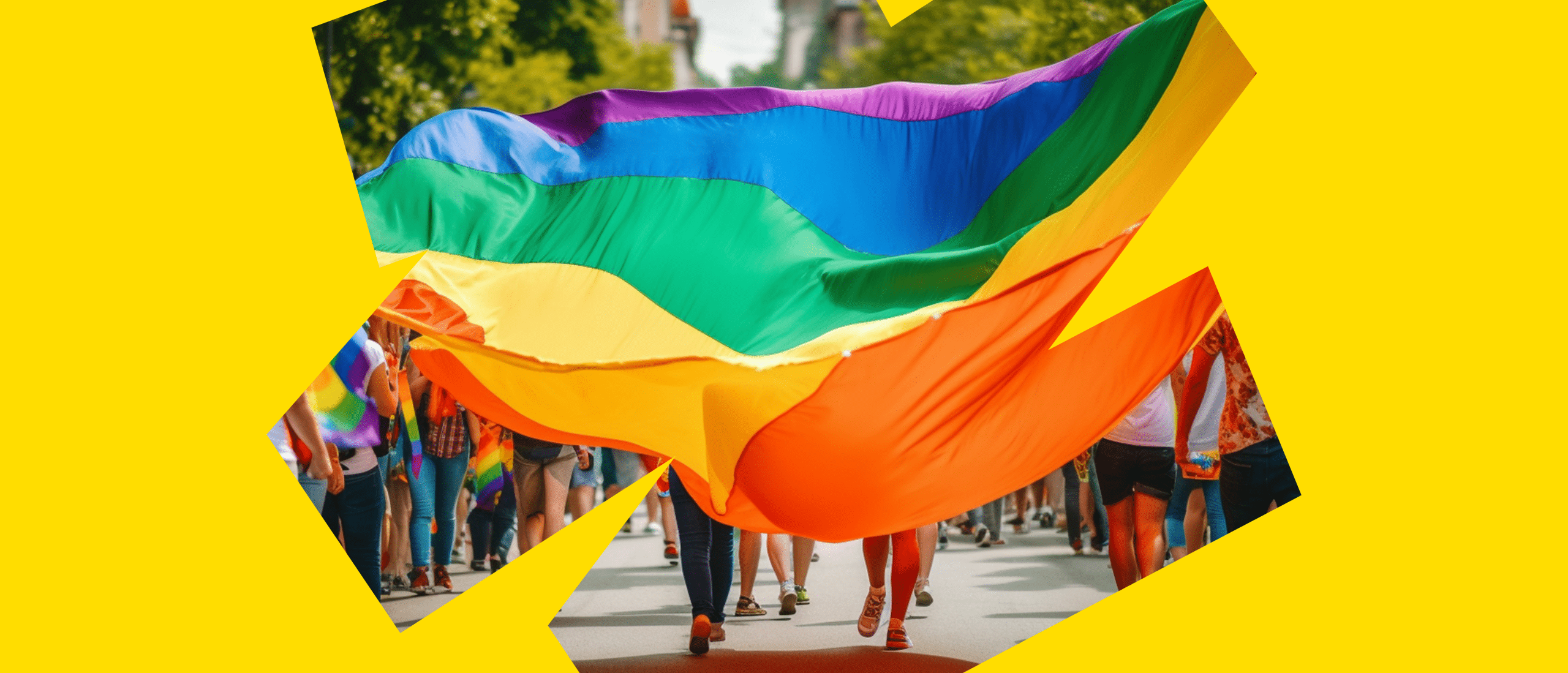 Menschen gehen mit einer Regenbogenflagge in einer Parade