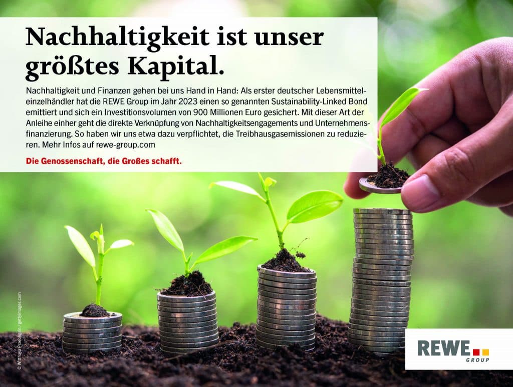 Stapel von 2-Euro Stücken mit kleinen Setzlingen oben drauf. Textfeld über das Zusammenspiel von Nachhaltigkeit und Finanzen bei der REWE Group.