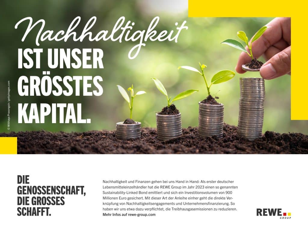 Stapel von 2-Euro Stücken mit kleinen Setzlingen oben drauf. Textfeld über das Zusammenspiel von Nachhaltigkeit und Finanzen bei der REWE Group.