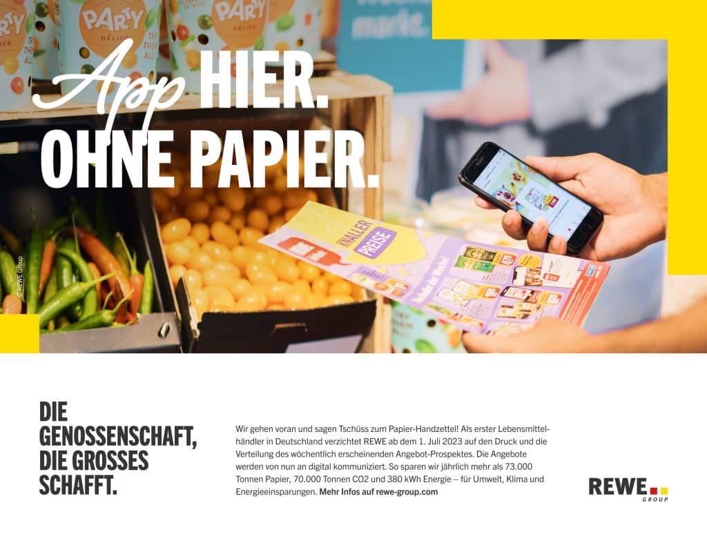 Eine Person hält den REWE Prospekt in der einen Hand und das Smartphone mit der neuen REWE App in der anderen. Zudem ein Textfeld mit der Erklärung, dass REWE auf den gedruckten Prospekt verzichtet, um die Umwelt zu schützen.