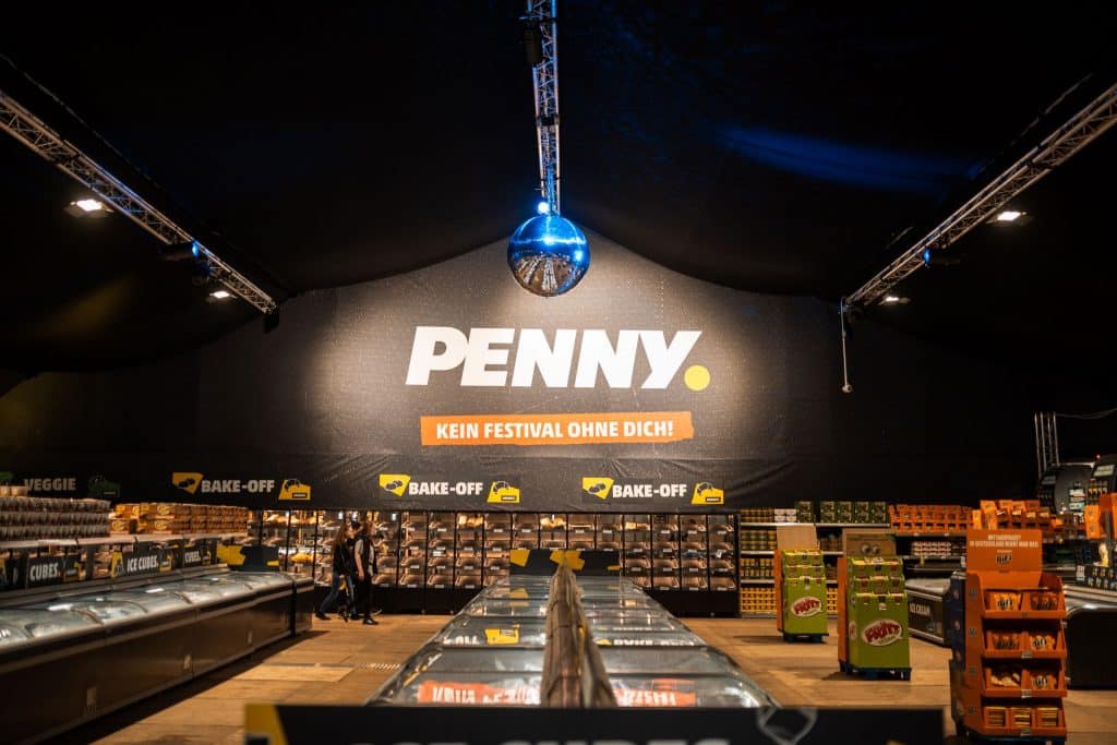 Innenansicht des PENNY Marktes auf dem Parookaville Festival mit Discokugeln im Store.