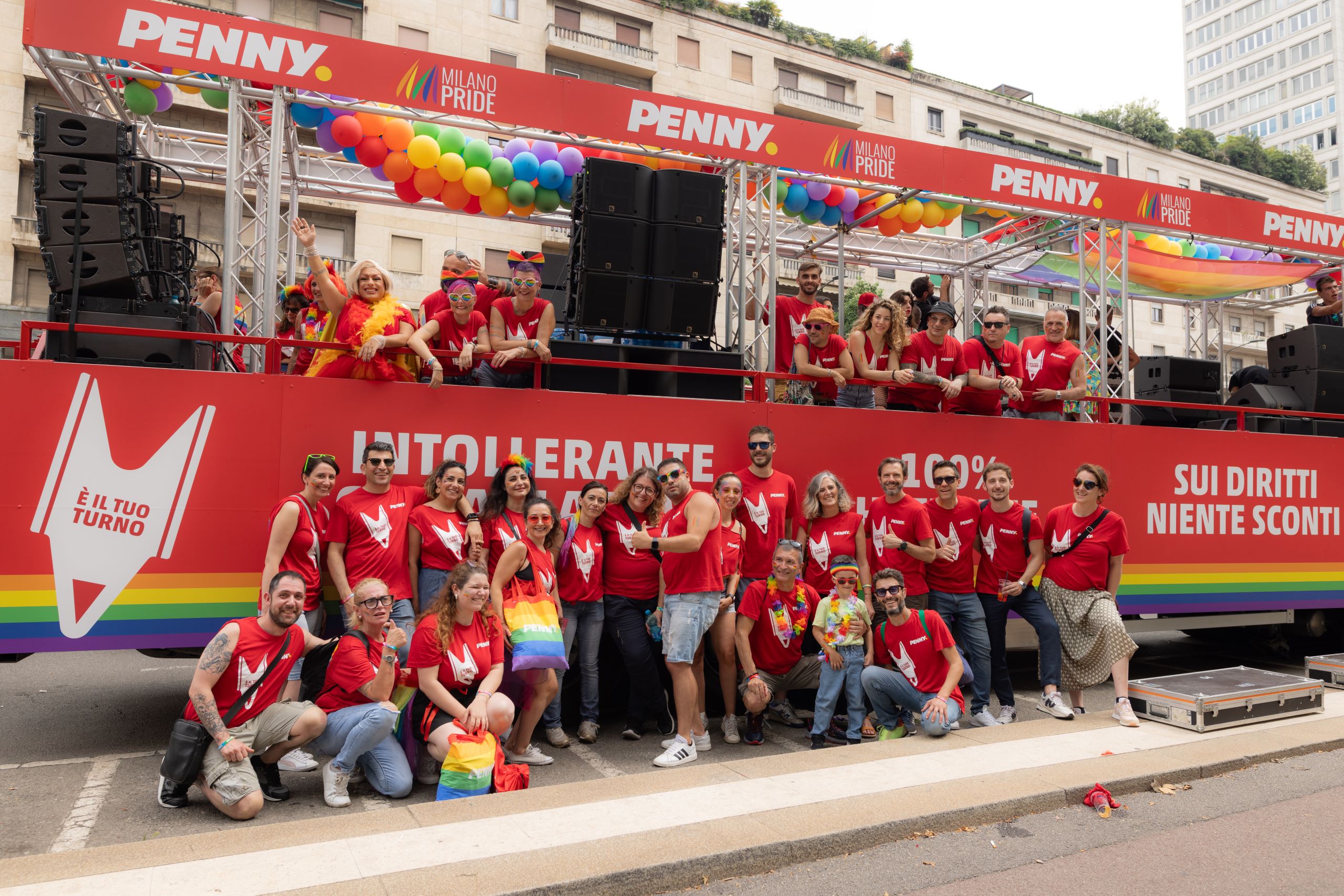 Der Wagen von PENNY Italien für die Milano Parade, geschmückt mit Regenbogen-Luftballons, und Mitarbeitende von PENNY Italien.