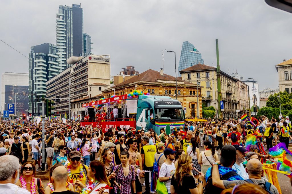 Der Wagen von PENNY Italien fährt bei der Milano Parade durch die mit Menschen gefüllte Straße