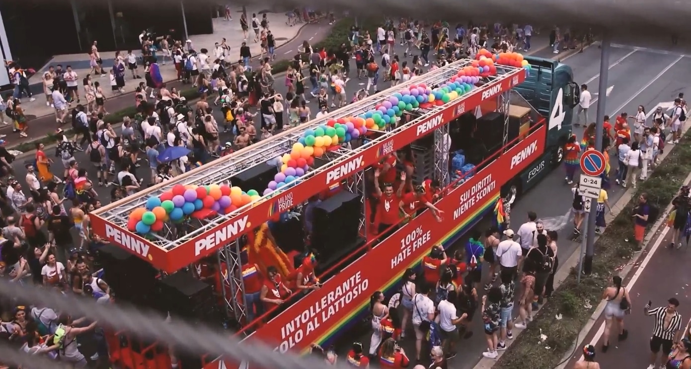 Aufnahme von oben von dem bunt geschmückten PENNY Wagen für die Mailänder Pride Parade