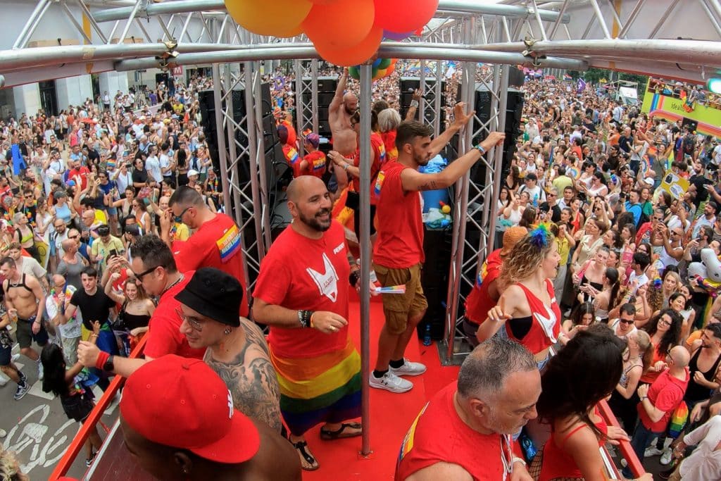Mitarbeitende von PENNY Italien auf dem Wagen von PENNY Italien bei der Mailänder Pride-Parade.