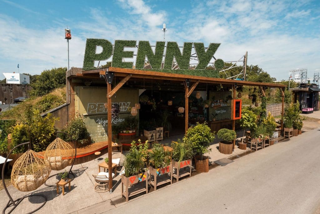 Aufbaute aus Holz von PENNY beim Parookaville Festival mit der Aufschrift 