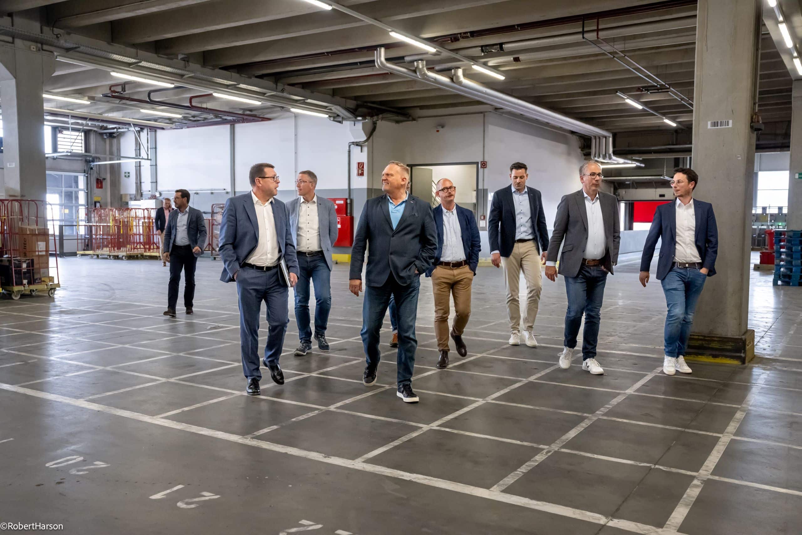 Die Mitglieder des Logistik- und Supply Chain Management Board in einem Logistikzentrum.