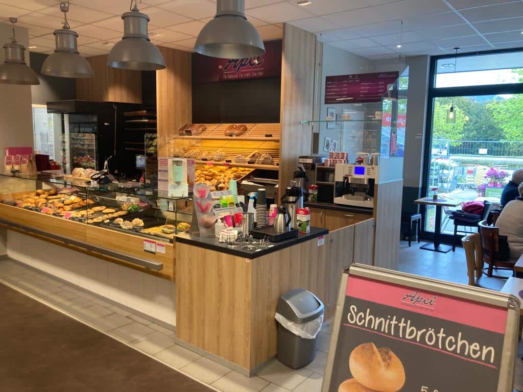 Verkaufsfläche eines Bäckers in einem REWE Markt.