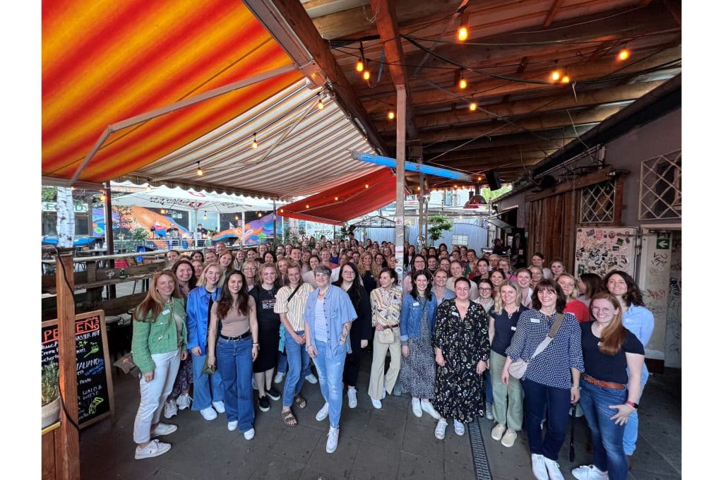 Ein Gruppenfoto von vielen Frauen die Mitglieder im Frauennetzwerk der REWE GROUP sind.