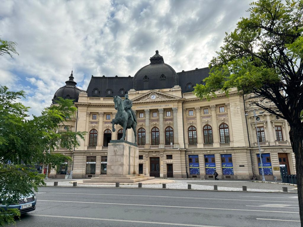 Außenansicht der Universitätsbibliothek in Bukarest, Rumänien.