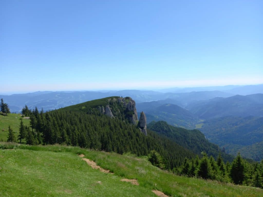 Blick auf grüne Täler und Berge in Rumänien von einem hohen Berg aus.