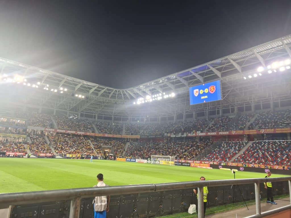 Aufnahme aus einem Fußballstadion in Rumänien mit PENNY Werbung an den Banden.